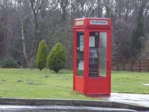 Budka telefoniczna ma szklane boki